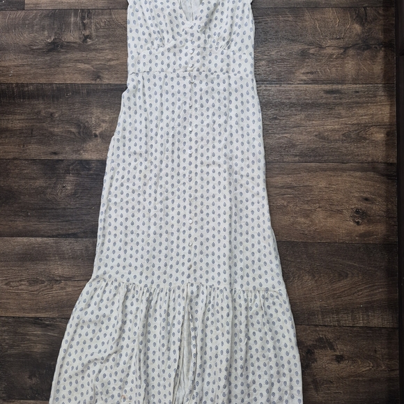 Elegant White Floral Maxi Dress - Picture 5 of 5